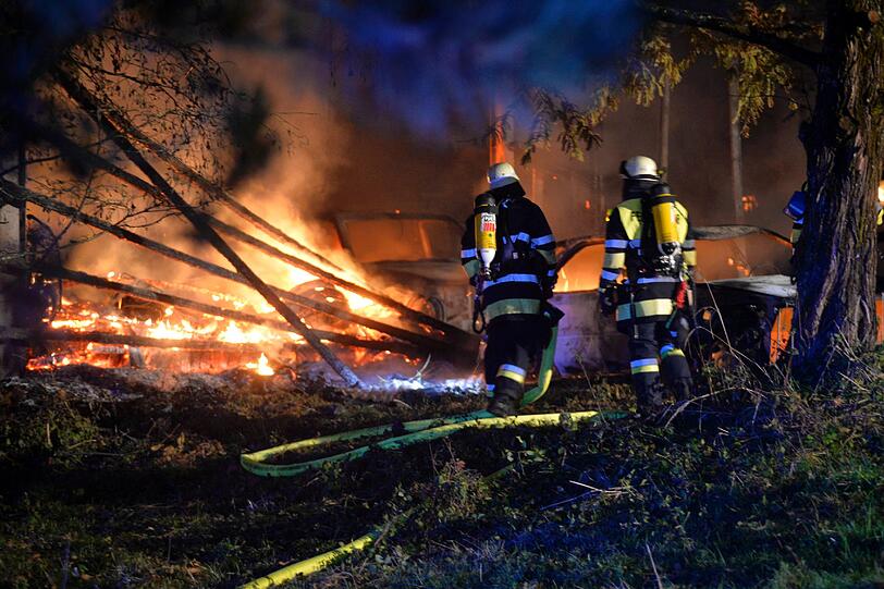 Brand auf einem Bauernhof in Aying: Wertvolle Oldtimer sind durch die Flammen in einer Lagerhalle völlig zerstört worden. Die Bilder.