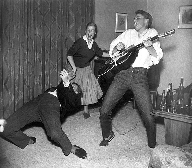 Peter Kraus in jungen Jahren mit einer rasanten Rock'n Roll-Darbietung