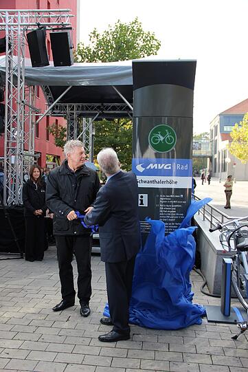 OB Dieter Reiter und MVG-Chef Herbert König enthüllen am 09.10. 2015 die Informationssäule der MVG-Radstation an der Schwanthalerhöhe.