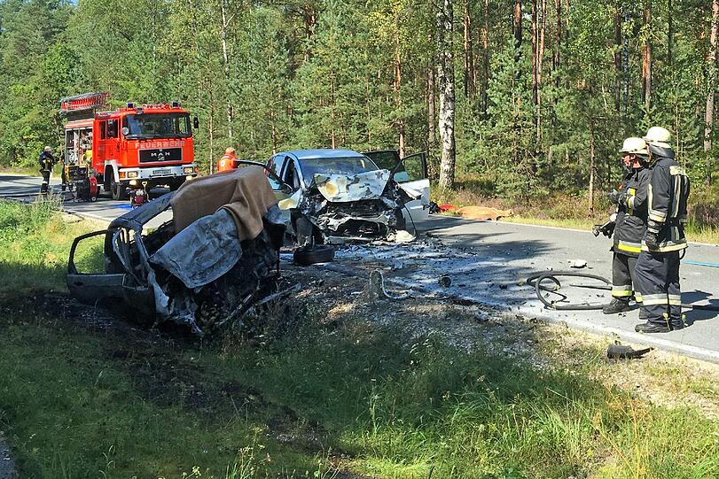 Das Geschlecht der Person am Steuer des ersten Wagens war zunächst ebenso unklar wie die Identitäten der weiteren Beteiligten.