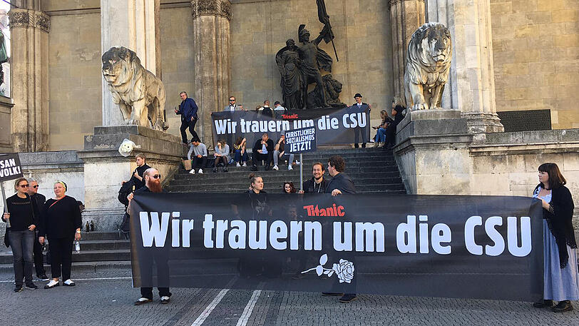 Das Satiremagazin "Titanic" hat am Montag zum "Trauermarsch" aufgerufen. Hintergrund ist das schlechte Wahlergebnis für die CSU.