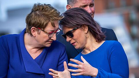 Bundesaußenministerin Annalena Baerbock (r.) im Gespräch mit Bundesbauministerin Klara Geywitz in Wismar.