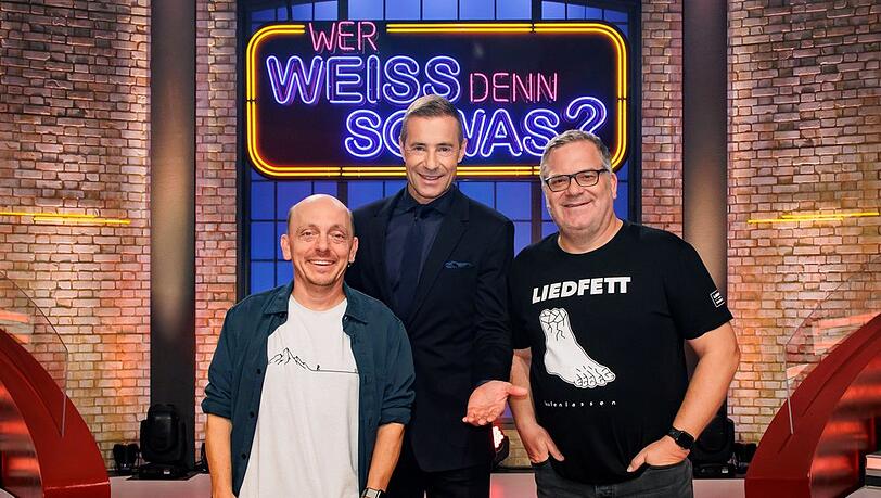 "Wer weiß denn sowas XXL": Moderator Kai Pflaume (M.) und die beiden Teamkapitäne Bernhard Hoëcker (l.) und Elton (r.)