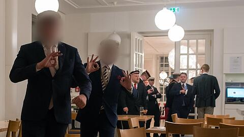 Gäste einer AfD-Veranstaltung im Bayerischen Landtag zeigen die "White Power"-Geste. Einer von ihnen soll laut Verfassungsschutz rechtsextreme Verbindungen haben.