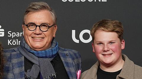 Hape Kerkeling und Julius Weckauf (r.) beim Screening der ARD-Dokumentation "Hape Kerkeling - Total normal" auf dem Film Festival Cologne 2024 im Oktober 2024 im Kölner Filmpalast.