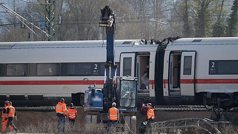 Nach der Kollision eines ICE mit einem Baggerarm machten sich Experten ein Bild von der Unfallstelle nahe Gelnhausen.