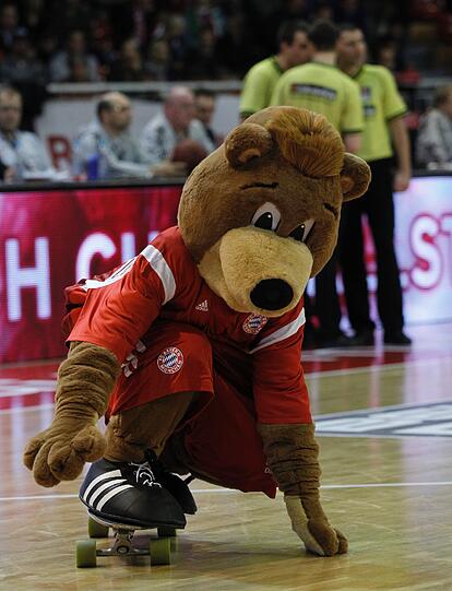 FC Bayern gegen die Phantoms Braunschweig: Die Promis zittern mit den Basketballern. Die Bilder