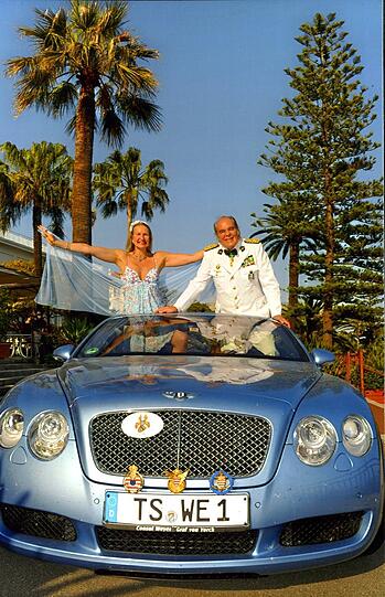 Das Nummernschild mit den Ziffern &bdquo;WE 1&ldquo; ist Consul Weyers ganzer Stolz &mdash; und das Bentley-Cabrio nur eins von mehreren aus seinem Besitz.