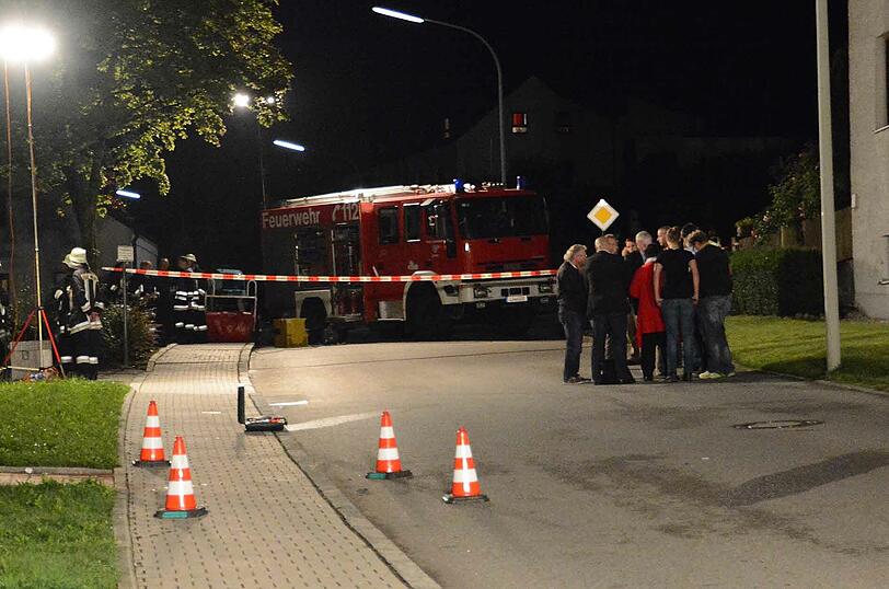 In einem Wohnhaus gegenüber des Veldener Rathauses sind am Montagabend mehrere Schüsse gefallen. Die Einsatzkräfte sichern den Tatort.