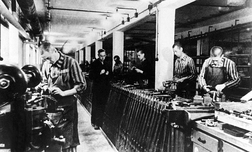 Häftlinge des Konzentrationslagers Dachau bei der Herstellung von Waffen.