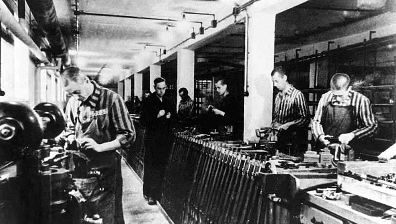 Häftlinge des Konzentrationslagers Dachau bei der Herstellung von Waffen.