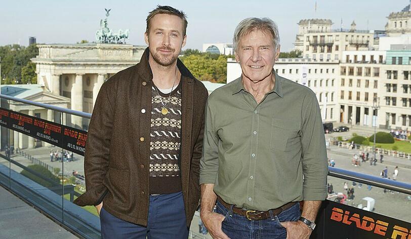 Der Himmel über Berlin strahlte blau, als Ryan Gosling (links) und Harrison Ford ihren gemeinsamen Film "Blade Runner 2049" vorstellten.