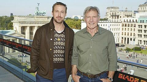 Der Himmel über Berlin strahlte blau, als Ryan Gosling (links) und Harrison Ford ihren gemeinsamen Film "Blade Runner 2049" vorstellten.