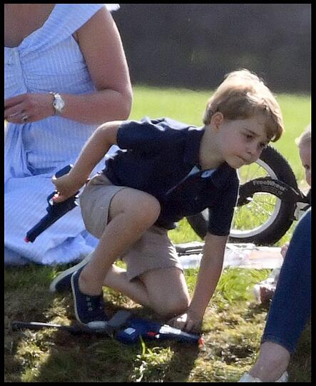 Mama Kate duldet es: Prinz George spielt mit einer Plastik-Pistole.
