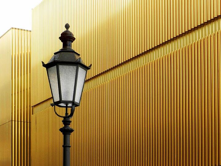 Nostalgie und Moderne mischen sich vor der Lenbachgalerie.