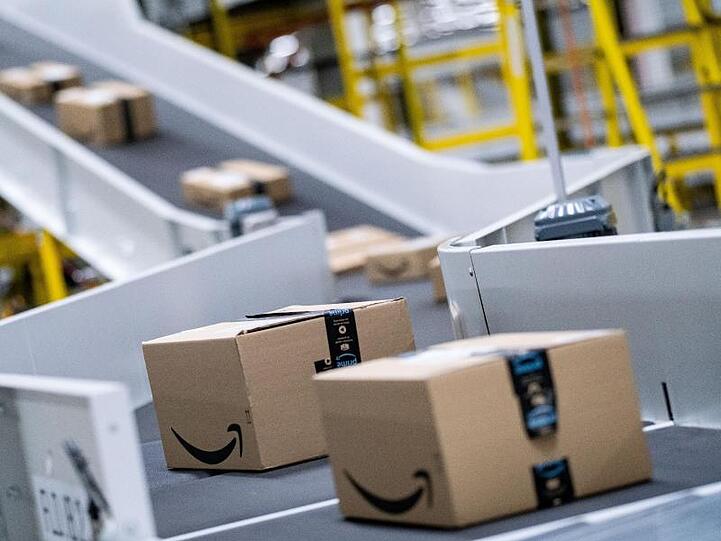 Pakete des Paketversenders Amazon laufen im Sortierzentrum in Garbsen über die Bänder.
