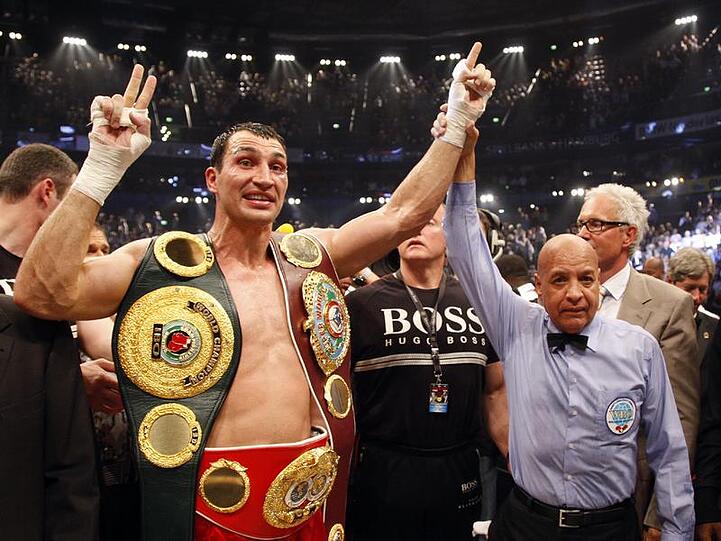 Wladimir Klitschko wird vom Ringrichter zum Sieger erklärt.
