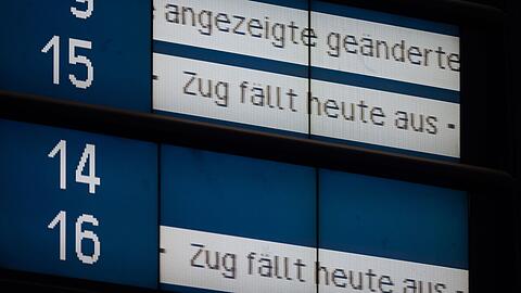 Eine Anzeige weist im Hauptbahnhof auf Zugausfälle hin.