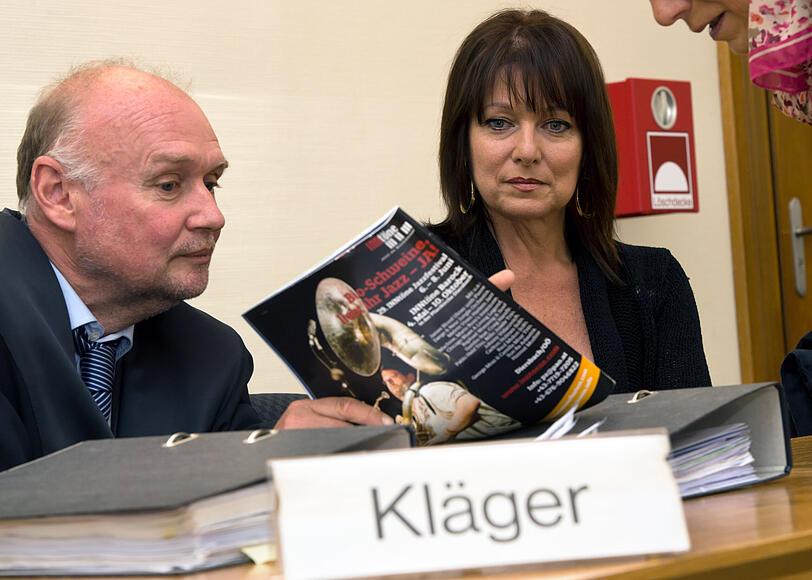 An der Seite der ehemaligen Fürther Landrätin Gabriele Pauli: 2014 klagte sie gegen Medien in der sogenannten Latex-Affäre. An der Seite der ehemaligen Fürther Landrätin Gabriele Pauli: 2014 klagte sie gegen Medien in der sogenannten Latex-Affäre.