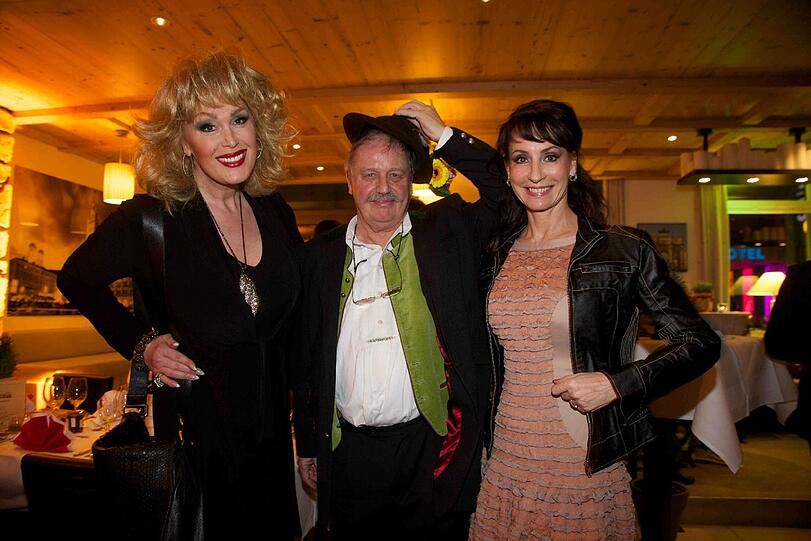 Entertainerin Gloria Gray mit Künstler Wolfgang M. Prinz und Opernstar Anna Maria Kaufmann bei der Italienischen Nacht "La Notte Italiana" im Hotel Drei Löwen am Donnerstag.