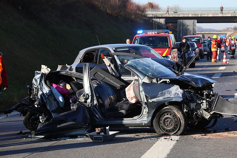 Bei dem schweren Unfall auf der A94 sind drei Autos involviert.