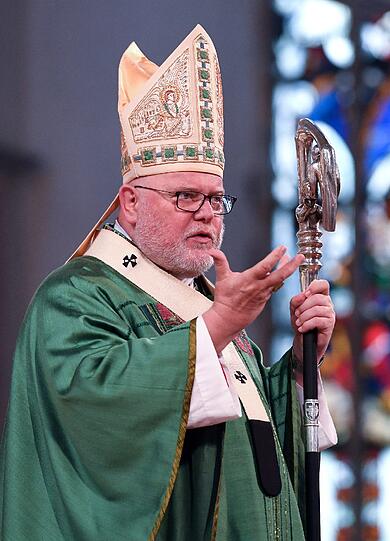 Gedenken im Liebfrauendom: Viele Münchner nehmen am Sonntag am Gottesdienst von Kardinal Reinhard Marx teil, der den Toten, Verletzten und Angehörigen gedenkt.