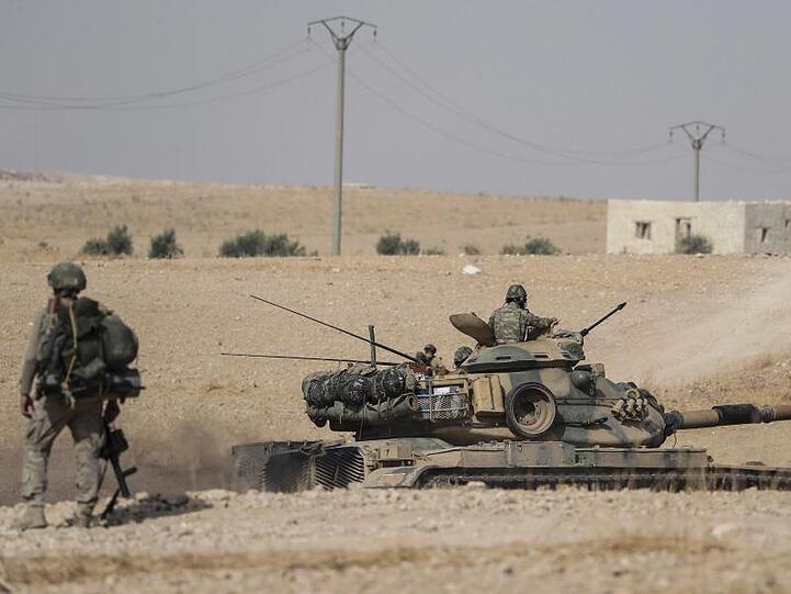 Die Offensive geht weiter: Türkische Panzer nahe der syrischen Stadt Manbidsch.