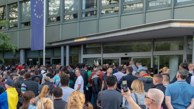 Rumänische Staatsangehörige stehen vor dem rumänischen Konsulat, um ihre Stimme für die Europawahl abzugeben. Foto: Peter Kneffel Rumänische Staatsangehörige stehen vor dem rumänischen Konsulat, um ihre Stimme für die Europawahl abzugeben. Foto: Peter Kneffel