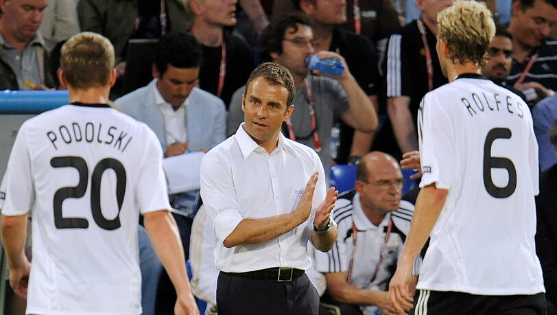 Hansi Flick saß bei der EM 2008 im Viertelfinale gegen Portugal als Chefcoach für den damals gesperrten Joachim Löw an der Seitenlinie. Hansi Flick saß bei der EM 2008 im Viertelfinale gegen Portugal als Chefcoach für den damals gesperrten Joachim Löw an der Seitenlinie.