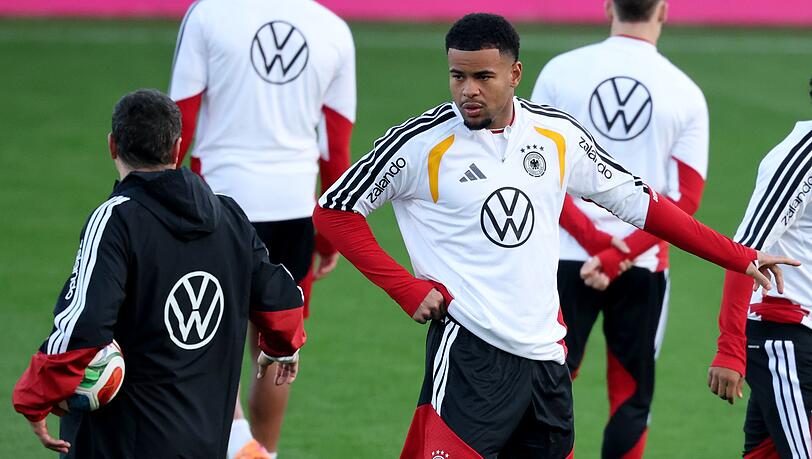 Noah Atubolu um Gespräch mit Torwart-Trainer Andreas Kronenberg.