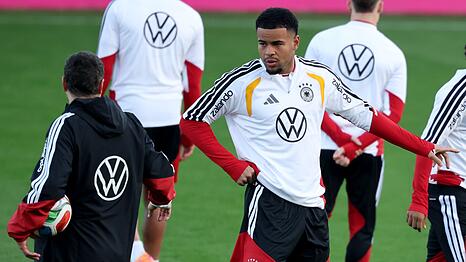 Noah Atubolu um Gespräch mit Torwart-Trainer Andreas Kronenberg.