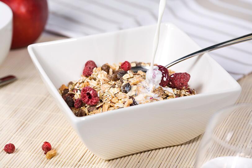 Die bessere Alternative: Bereiten Sie Ihr eigenes Frühstücksmüsli zu. Mischen Sie beispielsweise Haferflocken, frische Früchte und nährstoffreiche Nüsse wie Mandeln, Haselnüsse, Walnüsse oder Cashews. Sie werden sehen, Ihr Start in den Tag ist nicht nur gesünder, sondern die Sättigung hält auch wesentlich länger an. Die bessere Alternative: Bereiten Sie Ihr eigenes Frühstücksmüsli zu. Mischen Sie beispielsweise Haferflocken, frische Früchte und nährstoffreiche Nüsse wie Mandeln, Haselnüsse, Walnüsse oder Cashews. Sie werden sehen, Ihr Start in den Tag ist nicht nur gesünder, sondern die Sättigung hält auch wesentlich länger an.