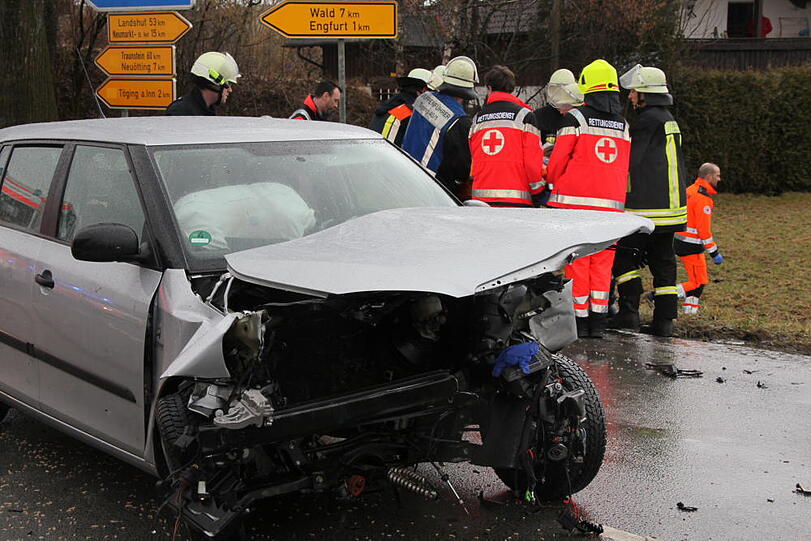 Im Landkreis Altöttingen kam es am Samstagvormittag zu einem schweren Zusammenstoß dreier Fahrzeuge. Die Bilder vom Unfallort.