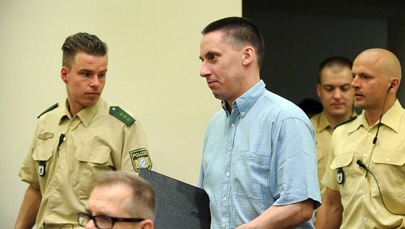 Er versteckt sein Gesicht nicht: Der Angeklagte Ralf Wohlleben (38) betritt am elften Verhandlungstag den Gerichtssaal. Er versteckt sein Gesicht nicht: Der Angeklagte Ralf Wohlleben (38) betritt am elften Verhandlungstag den Gerichtssaal.