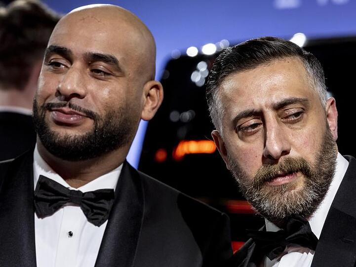 Coole Männer mit Fliege: die Schauspieler Veysel Gelin (l) und Kida Khodr Ramadan.