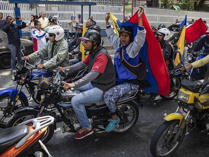 Auch Unterstützer von Präsident Maduro zeigten sich auf den Straßen von Caracas.