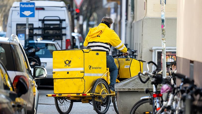 Ein Briefträger in München bei der Arbeit. Die Tarifverhandlungen für rund 160.000 Beschäftigte der Deutschen Post sind gescheitert.