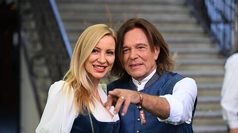 Der "König von Mallorca" verlässt seine Insel. Neben ihm seine Frau Ramona.