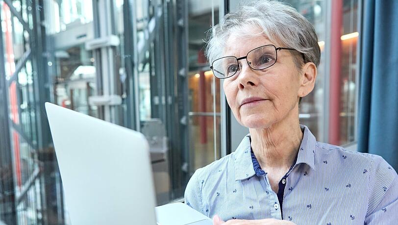 Eine Seniorin arbeitet am Laptop im Unternehmen. Man muss über eine längere Lebensarbeitszeit diskutieren dürfen, sagt vbw-Vize Bertram Brossardt.