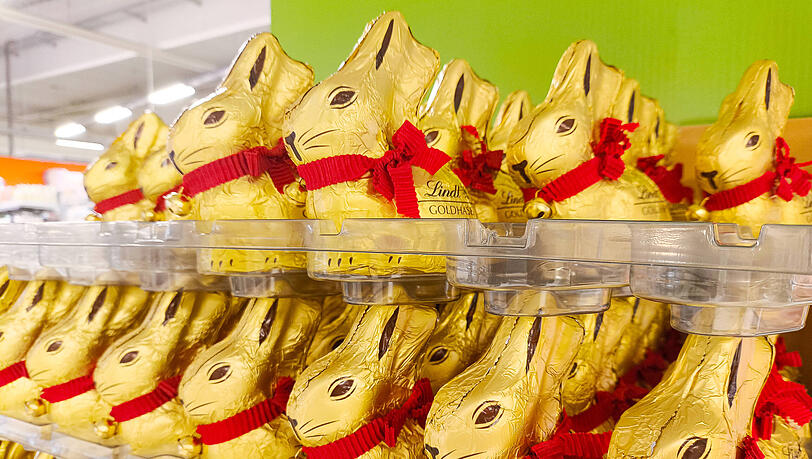 Die goldenen Lindt-Osterhasen in einem Supermarkt. Im Dorfladen Farchant sind diese heuer nicht zu finden.