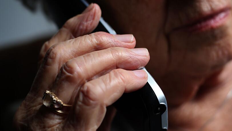 Nach einem Schockanruf &uuml;bergab eine &uuml;ber 80-J&auml;hrige Silber- und Goldm&uuml;nzen im Wert von rund 100.000 Euro. (Symbolbild)