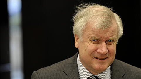 Seehofer stärkt Merkel den Rücken.