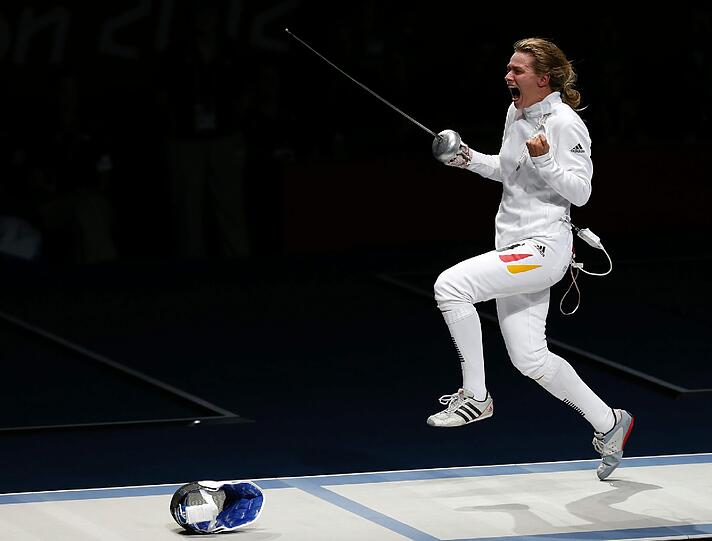 So freut sich eine Medaillen-Gewinnerin: Die deutsche Fechterin Britta Heidemann gewann nach einem umstrittenen Sieg im Halbfinale am Ende Silber.