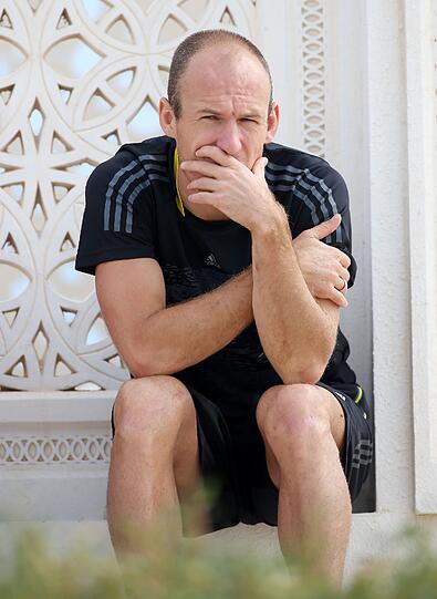 Arjen Robben ist bereits in Doha. Dort schaut er als Zaungast den Spielern von Schalke 04 bei Training zu. Die Bilder.
