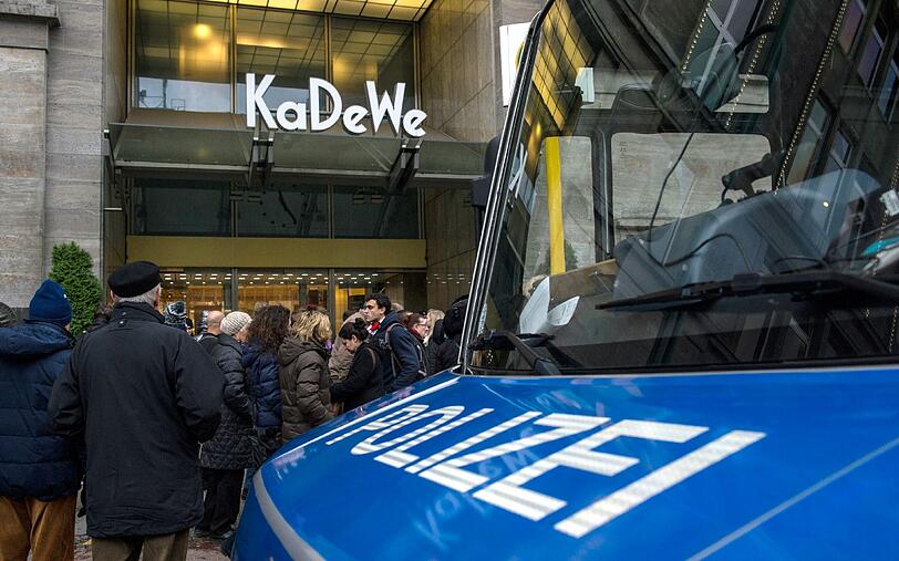 Kurz vor Weihnachten haben fünf Täter den Seiteneingang des KaDeWes gestürmt und ein Schmuckgeschäft ausgeraubt. Sie sprühten einem Sicherheitsmann Reizgas ins Gesicht, zerschlugen Schmuckvitrinen und flohen dann in einem dunklen Auto.
