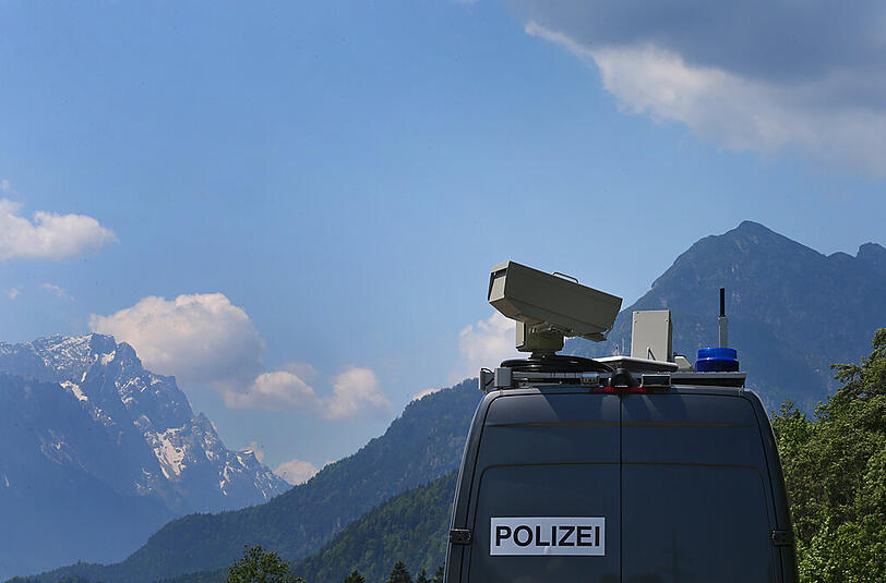 Eine Überwachungskamera der Polizei vor beeindruckender Alpen-Kulisse.