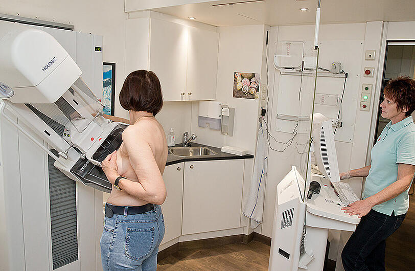 Eine Frau beim Mammografie-Screening. Die Untersuchung wird für Frauen ab 50 Jahren empfohlen.