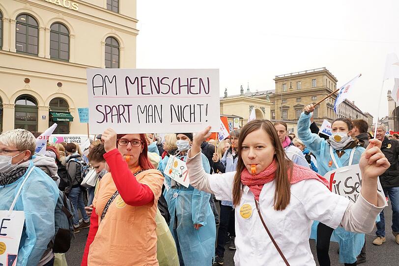 &bdquo;Du wirst auch mal alt&ldquo;, &bdquo;Wir sehen uns&ldquo; &ndash; die Demonstranten erinnern auf Plakaten daran, dass das Problem früher oder später jeden betrifft.