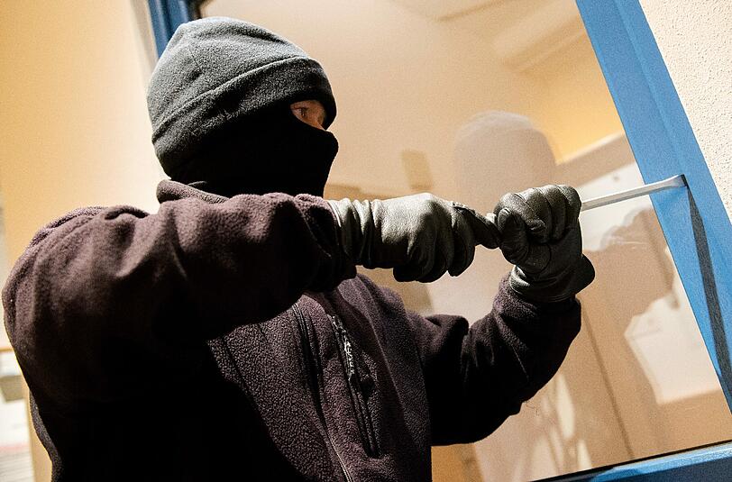 Vermummt und mit Werkzeug ausgestattet: In diesem Stil sind auch die Angeklagten in Münchner Gewerbeobjekte eingestiegen.