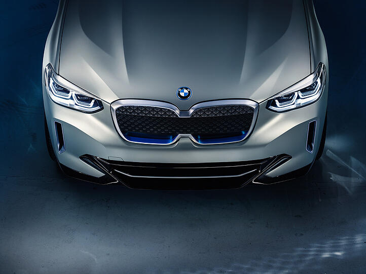 Typisch BMW i: die geschlossene Doppelniere mit den blauen Akzenten.